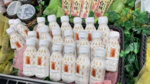 店頭に並んだアーモンドドリンク商品